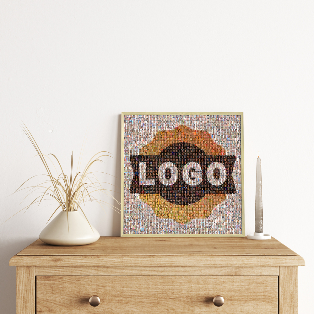 Firmenlogo-Fotomosaik im Naturholzrahmen auf einer Holzkommode neben einer Vase, ein persönliches Teamgeschenk