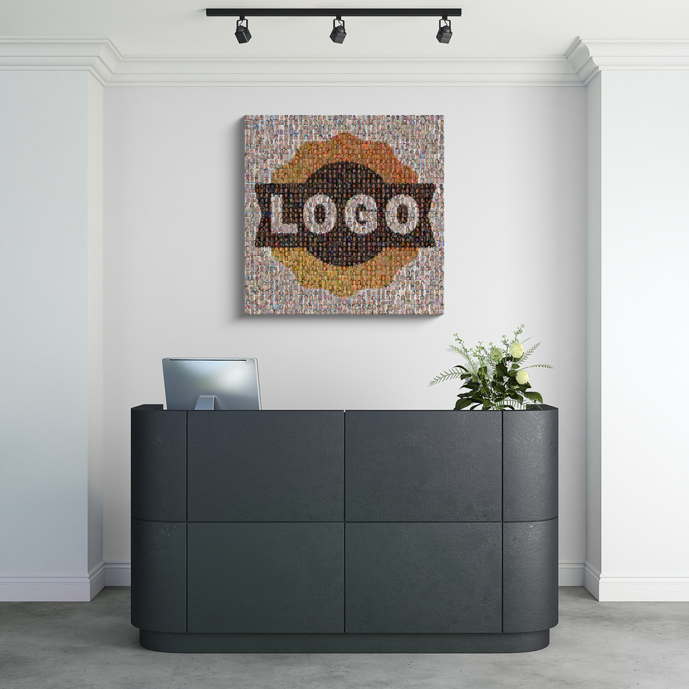 Fotomosaik mit Firmenlogo aus Mitarbeiterfotos über der Empfangstheke, eine Geschenkidee für Unternehmen