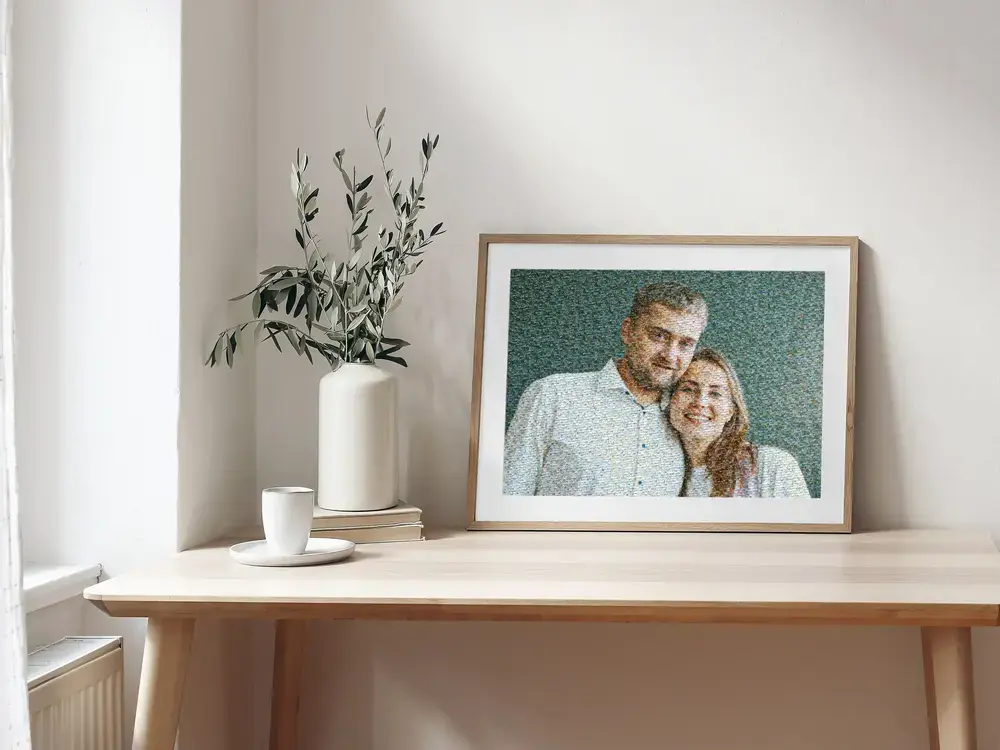 Paar-Fotomosaik im Holzrahmen mit weißem Passepartout auf einem Schreibtisch, als Geschenk für den Partner
